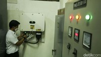 Tampak pekerja tengah mengecek instalasi Pembangkit Listrik Tenaga Surya (PLTS) milik PT KAI.