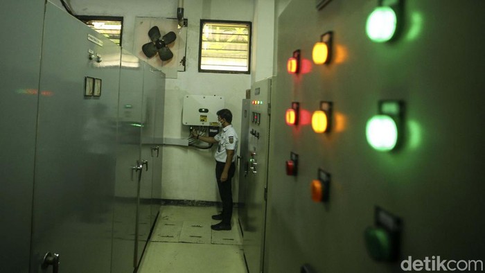 Wow! Sekarang Stasiun Dipasang Solar Panel, Nih Penampakannya PT KAI meresmikan penggunaan Pembangkit Listrik Tenaga Surya (PLTS) atau Solar Panel di Stasiun Gambir. Begini penampakannya.