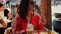 Saat liburan di luar negeri, Zaskia sempat membagikan momen kulinernya di kafe. Ia tampak menikmati waffle dengan segelas cappuccino. Foto: Instagram @zaskia_gotix