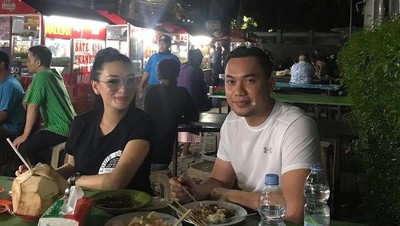 Momen Manis Zaskia Gotik dan Suami Saat Makan Sate di Pinggir Jalan