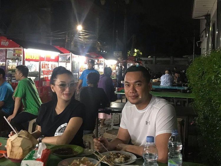 Momen Manis Zaskia Gotik dan Suami Saat Makan Sate di Pinggir Jalan