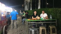 Momen manis antara Zaskia dan sang suami kerap terlihat. Mereka juga tak sungkan makan di pinggir jalan. Foto: Instagram @zaskia_gotix