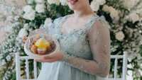 Pada kehamilan anak pertamanya, Zaskia tampil cantik ketika membuat syukuran 7 bulan di rumahnya. Ia menyajikan tumpeng mini untuk para tamu. Foto: Instagram @zaskia_gotix