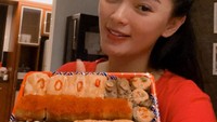 Pelantun lagu Bang Jono ini tampaknya menyukai sushi. Karena di beberapa fotonya, Zaskia sedang menikmati sushi. Foto: Instagram @zaskia_gotix