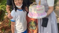 Meskipun hanya anak sambung, Zaskia Gotik tampak dekat dengan anak perempuannya itu. Ia juga terlihat membagikan momen manis ketika sang anak berulang tahun. Foto: Instagram @zaskia_gotix