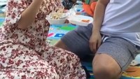 Momen manis Zaskia dan sang suami juga terlihat ketika piknik bersama. Mereka menikmati sate taichan saat itu. Foto: Instagram @zaskia_gotix