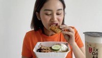 Seperti halnya sang ibu, Dhyaz juga hobi makan. Ia tak segan mukbang nasi berlauk ayam goreng dengan bubble tea.