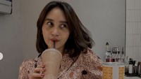 Begini gaya santai Dhyaz saat menyeruput es kopi. Ia juga senang karena ditemani tumblr edisi BTS, boy group yang ia sukai.