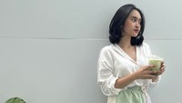 Layaknya cewek kue, Dhyaz pamer momen hendak menyeruput minuman matcha di tangannya. Ia terlihat mengenakan pakaian berwarna senada.