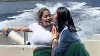 Dhyaz dan sang ibu, Farida Nurhan begitu dekat. Ini potret kebersamaan keduanya saat liburan dan habiskan waktu bersama. 