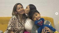 Permesta Dhyaz atau akrab disapa Dhyaz mengumumkan tengah hamil anak kedua lewat unggahan di Instagram (26/9). Ia mengatakan sudah menikah dengan sosok yang disebut paksu itu di KUA.