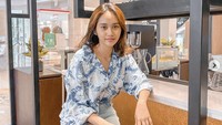 Kalau ini momen Dhyaz saat nongkrong di coffee shop. Ia tak ragu keluar rumah dalam kondisi bare face alias tanpa riasan wajah.