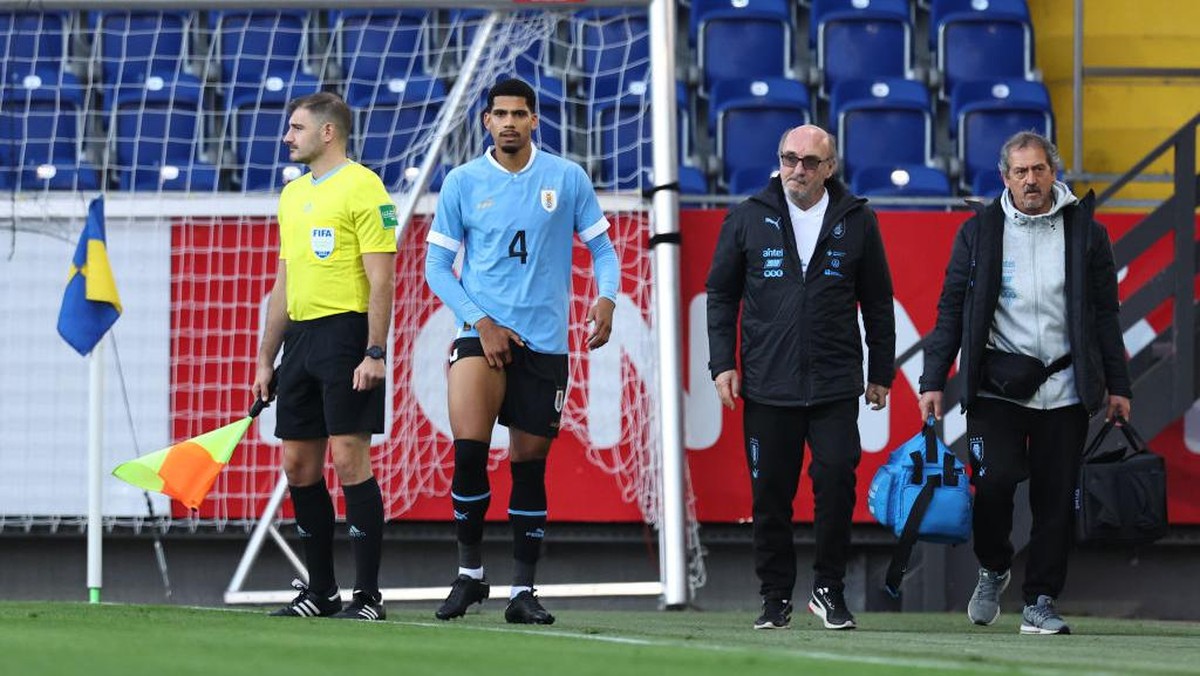 Ronald Araujo habis operasi kok tetap dibawa ke Piala Dunia (Foto: Getty Images/Robbie Jay Barratt - AMA)