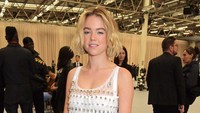 Di bagian bawah gaunnya terdapat rumbai-rumbai panjang mirip anemon laut. (Foto: Dave Benett/Getty Images for Burberry) 