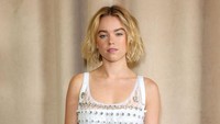 Gaun yang dikenakannya tampak berhiaskan manik-manik gemerlap yang ditata secara horizontal. (Foto: Dave Benett/Getty Images for Burberry) 
