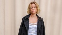 Tak lama setelah itu pemeran Rhaenyra Targaryen itu melepas coat-nya sehingga mengekspos gaun putih yang dia kenakan. (Foto: Dave Benett/Getty Images for Burberry) 