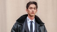 Bright Vachirawit hadir dalam setelan jas dan kemeja lengkap dengan dasi, dibalut coat tebal berwarna hitam. (Foto: Dave Benett/Getty Images for Burberry) 