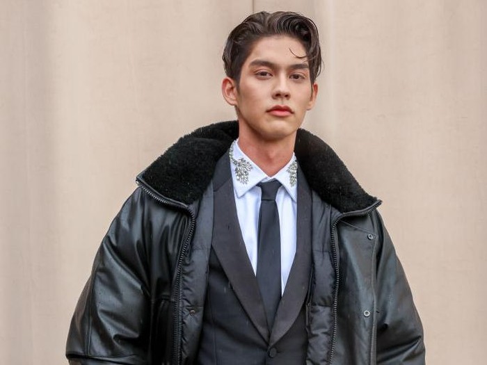 LONDON, ENGLAND - SEPTEMBER 26: Simone Ashley and Bright attend the Burberry Spring/Summer 2023 runway show in Bermondsey on September 26, 2022 in London, England. (Photo by David M. Benett/Dave Benett/Getty Images for Burberry)