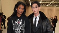Potret Bright dan Simone Ashley di peragaan busana Burberry Spring/Summer 2023. (Foto: Dave Benett/Getty Images for Burberry) 