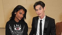 Simone Ashley dan Bright kompak hadir dalam busana bernuansa hitam. (Foto: Dave Benett/Getty Images for Burberry) 