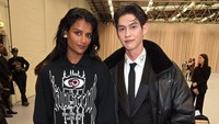Ini merupakan momen perdana Bright Vachirawit bertemu dan foto bareng Simone Ashley yang belakangan makin populer berkat serial Netflix Bridgerton. (Foto: Dave Benett/Getty Images for Burberry) 