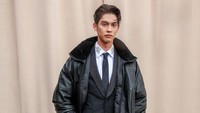 Sebagai rising star dari Thailand, Bright Vachirawit kini sudah jadi langganan datang ke ajang fashion internasional. (Foto: Dave Benett/Getty Images for Burberry) 