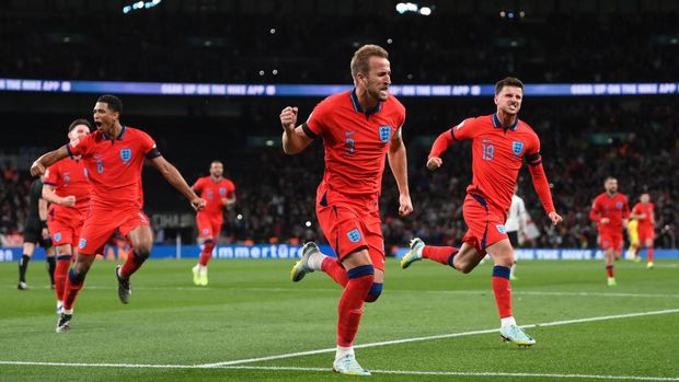 LONDON, ENGLAND - SEPTEMBER 26:  Harry Kane of England celebrates with team mates Mason Mount and Jude Bellingham after scoring their team's third goal from the penalty spot during the UEFA Nations League League A Group 3 match between England and Germany at Wembley Stadium on September 26, 2022 in London, England. (Photo by Shaun Botterill/Getty Images)
