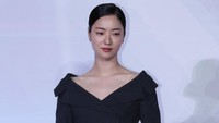 Jeon Yeo Bin tampil dengan busana bernuansa hitam yang elegan. (Foto: Han Myung-Gu/WireImage) 