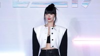 Saat konferensi pers drama Netflix Glitch, Nana mengenakan crop-top hitam dibarengi jaket putih-hitam. (Foto: Han Myung-Gu/WireImage) 
