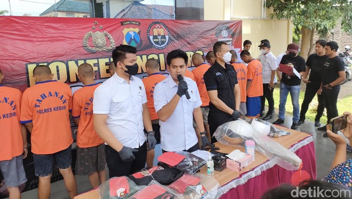 16 tersangka dihadirkan dalam gelar kasus pengeroyokan saling balas antarperguruan silat di Kediri.