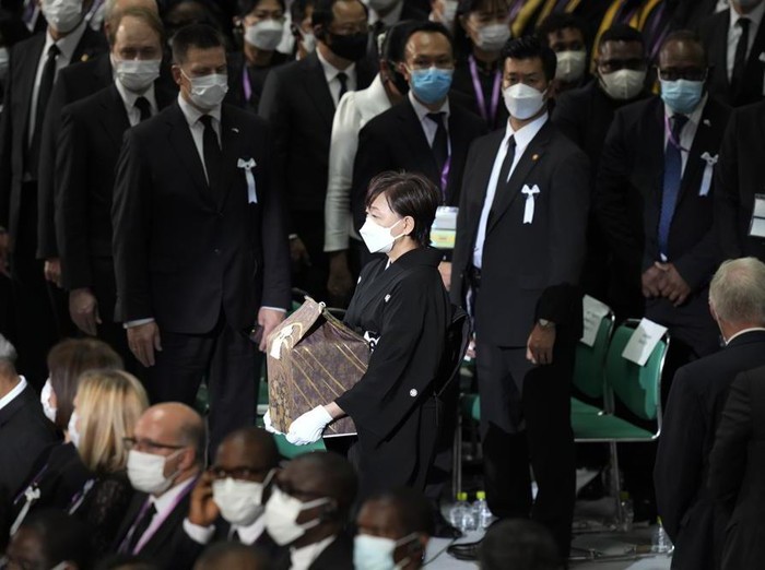 Akie Abe, widow of former Prime Minister of Japan Shinzo Abe, arrives with her husbands remains at the state funeral Tuesday Sept. 27, 2022, at Nippon Budokan in Tokyo. (AP Photo/Eugene Hoshiko, Pool) ///