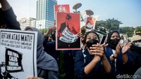 Para mahasiswa meneriakan yel-yel mendukung petani.