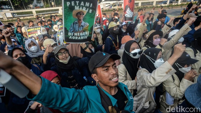 Aksi Mahasiswa di Gedung DPR Peringati Hari Tani Nasional Mahasiswa dari Badan Eksekutif Mahasiswa Seluruh Indonesia (BEM SI) berdemo di Gedung DPR/MPR Jakarta. Berbagai isu pertanian disuarakan.