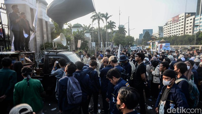 Aksi Mahasiswa di Gedung DPR Peringati Hari Tani Nasional Mahasiswa dari Badan Eksekutif Mahasiswa Seluruh Indonesia (BEM SI) berdemo di Gedung DPR/MPR Jakarta. Berbagai isu pertanian disuarakan.