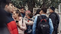 Penembakan di sekolah ini terjadi hanya beberapa jam setelah insiden penembakan lainnya di pusat mobilisasi militer di Ust-Ilimsk, Irkutsk, Siberia. Pelakunya, seorang pria yang meneriakkan penolakan untuk bertempur di Ukraina. (Maria Baklanova/Kommersant Photo/AFP/Getty Images)