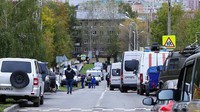 Jumlah korban jiwa dalam penembakan massal di sebuah sekolah di Rusia terus bertambah. Sejauh ini, sudah 13 orang dinyatakan tewas dalam penembakan di kota Izhevsk, Rusia pada Senin (26/9) tersebut. Di antara para korban tewas tersebut, termasuk tujuh anak-anak. (REUTERS/Stringer)