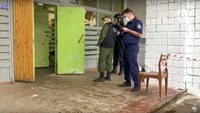 Komite penyelidik tersebut menambahkan bahwa 14 anak-anak dan tujuh orang dewasa juga terluka dalam penembakan tersebut. (Russian Investigative Committee/AP Photo)