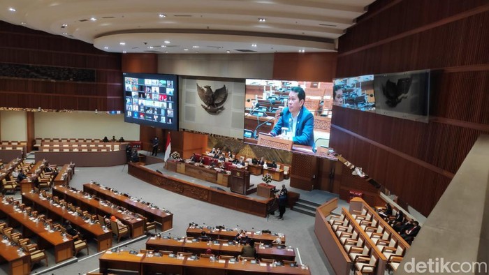 Anggota DPR Fraksi Demokrat Santoso interupsi di rapat paripurna