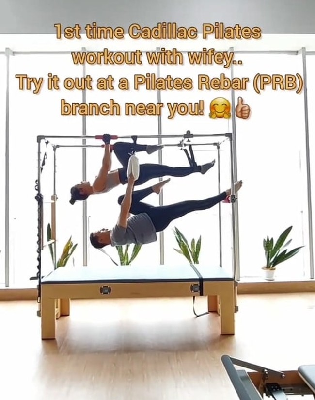 Dalam video yang diunggah terlihat Ari Wibowo dan istrinya itu kompak melakukan gerakan pilates yang sama. Tak hanya itu saja, keduanya pun juga kompak mengenakan pakaian berwarna abu-abu. Foto: Instagram/@ariwibowo_official