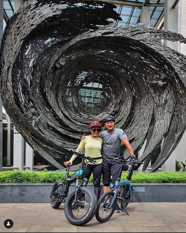 Selain melakukan pilates, keduanya juga beberapa kali terlihat berolahraga bersama, seperti dalam foto yang satu ini. Ari dan istrinya tampak bersepeda bersama. Foto: Instagram/@ariwibowo_official