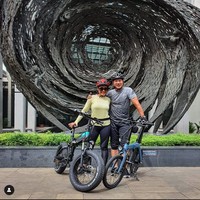 Selain melakukan pilates, keduanya juga beberapa kali terlihat berolahraga bersama, seperti dalam foto yang satu ini. Ari dan istrinya tampak bersepeda bersama. Foto: Instagram/@ariwibowo_official