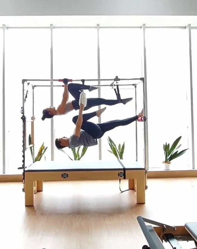 Inge dan Ari Wibowo bahkan sebelum adanya isu selingkuh rajin melakukan pilates bersama. Foto: Instagram/@ariwibowo_official