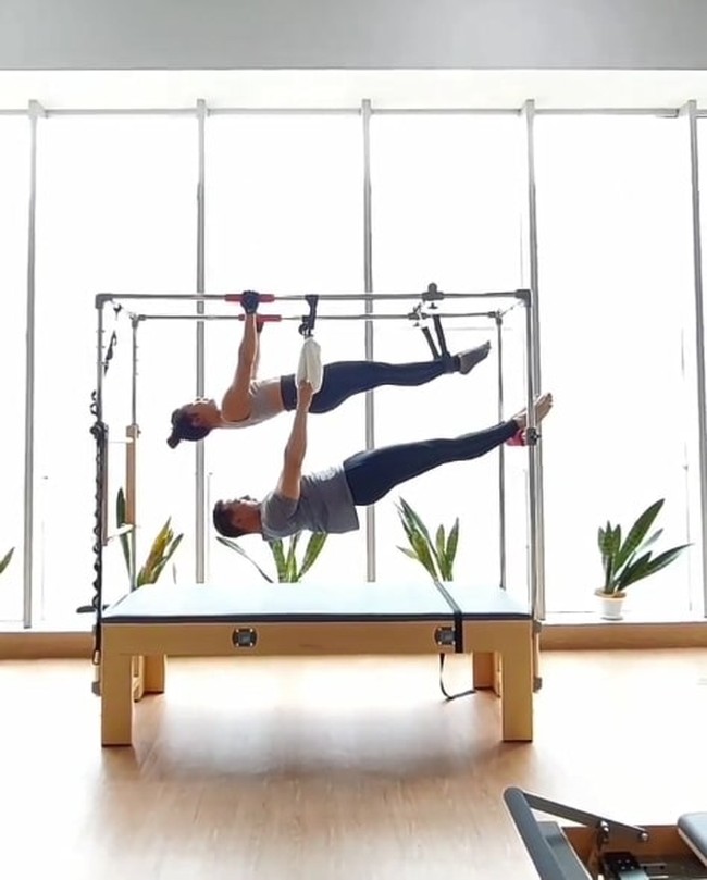 Melalui akun Instagram pribadinya Ari Wibowo tampak membagikan momen dirinya bersama sang istri bersama-sama melakukan olahraga pilates. Unggahan Ari Wibowo itu langsung mencuri atensi. Foto: Instagram/@ariwibowo_official