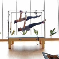 Melalui akun Instagram pribadinya Ari Wibowo tampak membagikan momen dirinya bersama sang istri bersama-sama melakukan olahraga pilates. Unggahan Ari Wibowo itu langsung mencuri atensi. Foto: Instagram/@ariwibowo_official