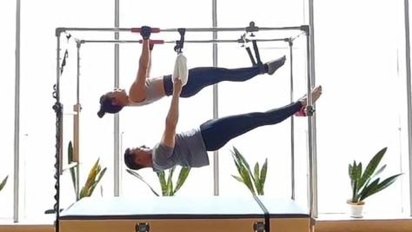7 Momen Ari Wibowo Pilates Bareng Istri yang Curi Atensi, Kompak & Romantis