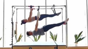 7 Momen Ari Wibowo Pilates Bareng Istri yang Curi Atensi, Kompak & Romantis