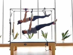 7 Momen Ari Wibowo Pilates Bareng Istri yang Curi Atensi, Kompak & Romantis