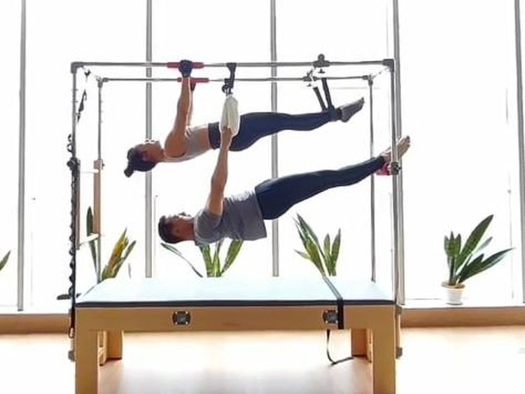 7 Momen Ari Wibowo Pilates Bareng Istri yang Curi Atensi, Kompak & Romantis