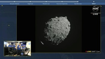 Livestream NASA saat detik-detik menjelang tabrakan DART. Di sudut kiri bawah dapat dilihat ekspresi tegang tim DART sebelum tabrakan. Foto: AP/Steve Gribben