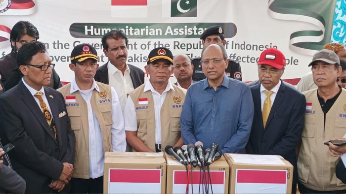 Bantuan Pemerintah Indonesia untuk korban banjir di Pakistan tiba di Kota Karachi. Diserahkan langsung oleh Menteri Koordinator Bidang Pembangunan Manusia dan Kemanusiaan (Menko PMK) Muhadjir Effendy.